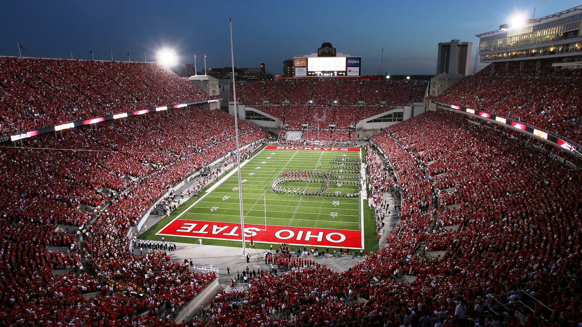 大学校园“熄灯后体育赛” 夜跑与夜投篮成新风尚